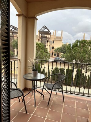 Apartment | Outdoor dining