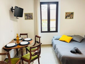 2 dormitorios, escritorio, wifi gratis y ropa de cama