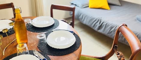 2 室のベッドルーム、デスク、WiFi (無料)、ベッドシーツ