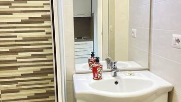 Douche, articles de toilette écologiques, sèche-cheveux, bidet