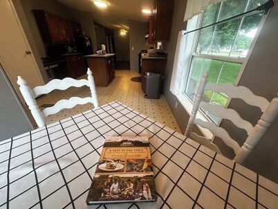 Charming 3-bedroom house across from Axtel campground and Nick's Boat Dock