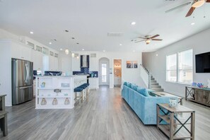 Smart TV - Gorgeous New Construction Steps To The Sand Near Restaurants & Entertainment (Surfside Beach)