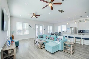 Smart TV - Gorgeous New Construction Steps To The Sand Near Restaurants & Entertainment (Surfside Beach)