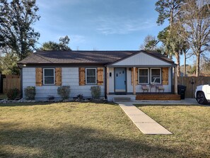 Exterior - Charming 3-bedroom house in lovely Pensacola. 15 minutes to beaches (Pensacola)