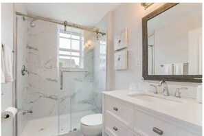 Douche, sèche-cheveux, serviettes fournies, savon