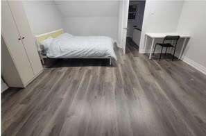 4 bedrooms, desk, free WiFi, bed sheets - Steps to Grocery stores Public transit Subway station Mall Library Bank Park (Toronto)