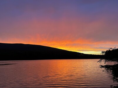 Lake Armington charming Lakefront 3-bedroom cabin. No Cleaning/Pet Fees
