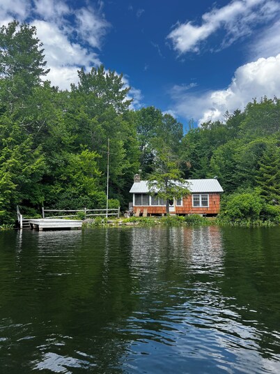 Lake Armington charming Lakefront 3-bedroom cabin. No Cleaning/Pet Fees