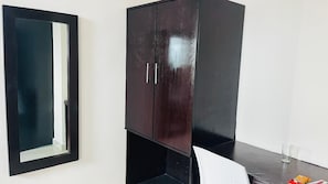 Escritorio y espacio para trabajar con laptop 