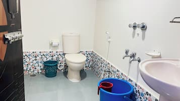 Ducha, artículos de tocador gratuitos, pantuflas, toallas