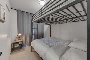 5 habitaciones, tabla de planchar con plancha, cuna de viaje y wifi 