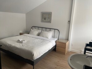 3 habitaciones, tabla de planchar con plancha, cuna de viaje y wifi