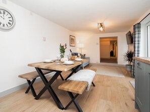Dining - 3 bedroom accommodation in Pentir, near Snowdonia in Llanberis (Pentir, near Snowdonia in Llanberis)