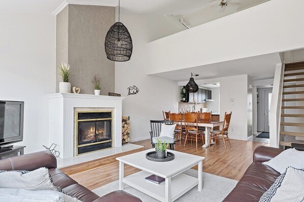 TV, fireplace, stereo