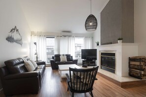 TV, fireplace, stereo