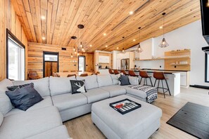 Fernseher, Kamin, Tischfußball, Stereoanlage