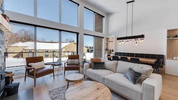 Télévision, cheminée, baby-foot, chaßne hi-fi