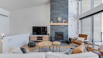 TV, fireplace, foosball, stereo