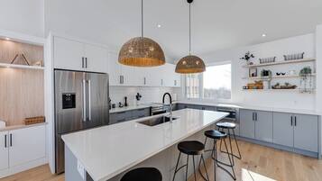 Réfrigérateur, micro-ondes, four, plaque de cuisson