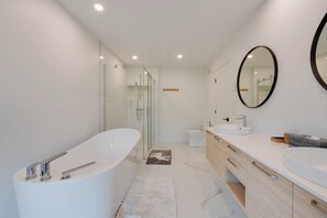 Een haardroger, handdoeken