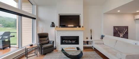 Televisión, chimenea y estéreo