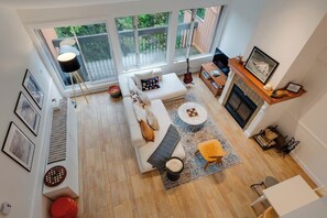 Télévision, cheminée, chaîne hi-fi