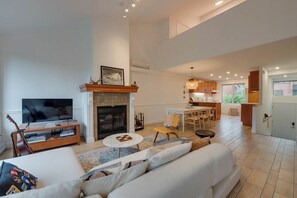 Een televisie, een open haard en een stereo