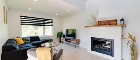 TV, fireplace, stereo