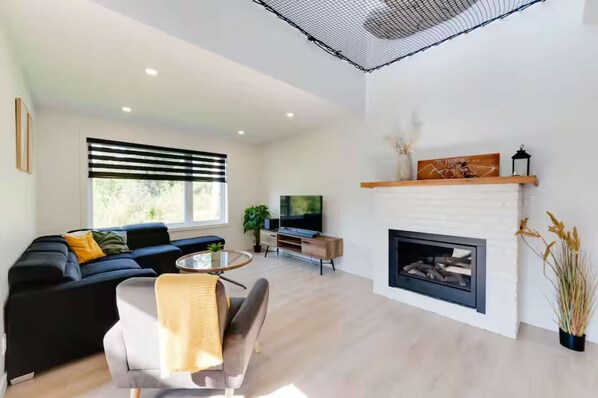 TV, fireplace, stereo