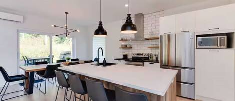 Réfrigérateur, micro-ondes, four, plaque de cuisson