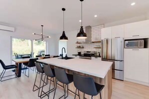 Réfrigérateur, four à micro-ondes, un four, surface de cuisson