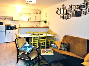 Interior - La Taniere totale du Loup garou, whole house. (Bléré)