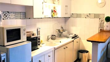 Frigorífico, microondas, horno y placa de cocina