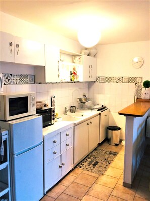 Een koelkast, een microgolfoven, een oven, een kookplaat