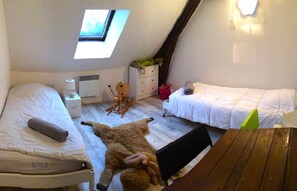 5 bedrooms, desk, iron/ironing board, travel cot