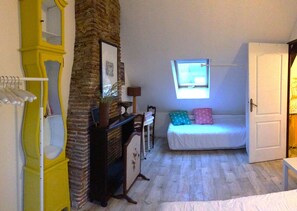 5 slaapkamers, een bureau, een strijkplank/strijkijzer, reisbedje
