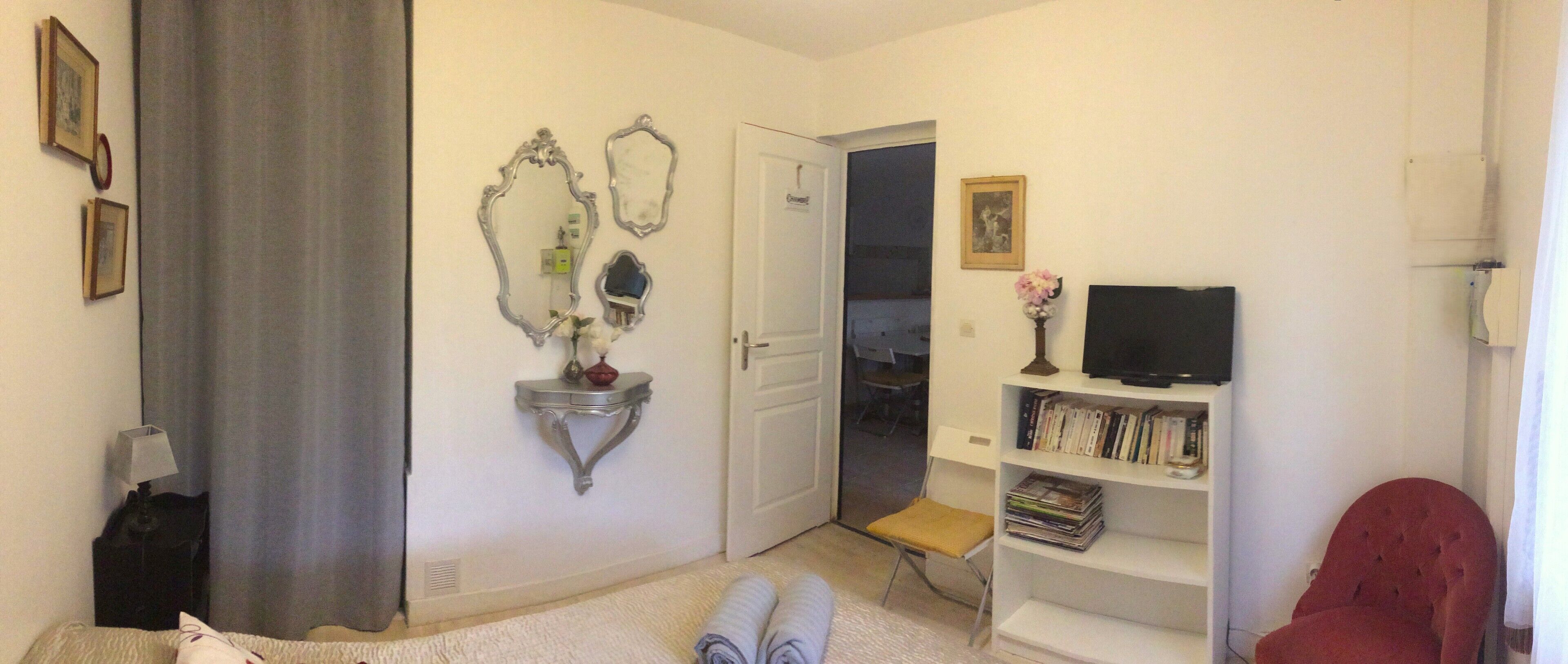 5 soverom, skrivebord, strykejern/-brett og reiseseng for barn