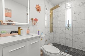 Haartrockner, Handtücher, Seife, Toilettenpapier