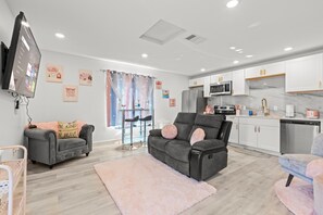 Living area - Chic 1-bedroom with WiFi and AC in amazing Dallas (Dallas)