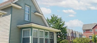 Charming 2-bedroom home, close to Downtown South bend and 5 mins away from ND