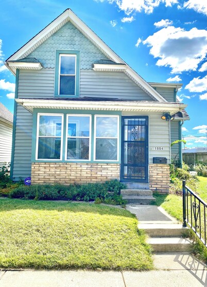 Charming 2-bedroom home, close to Downtown South bend and 5 mins away from ND