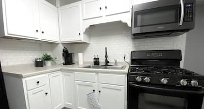Charming 2-bedroom home, close to Downtown South bend and 5 mins away from ND