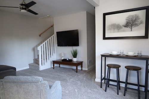 Charming 2-bedroom home, close to Downtown South bend and 5 mins away from ND