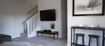 Charming 2-bedroom home, close to Downtown South bend and 5 mins away from ND