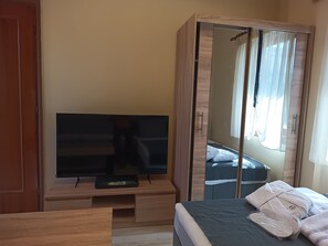 1 soverom, safe på rommet, strykejern/-brett og wi-fi (inkludert)