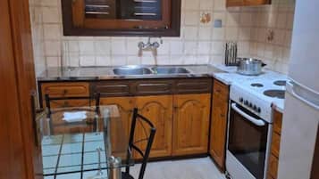Refrigerador, horno, cafetera/tetera, tetera/pava eléctrica