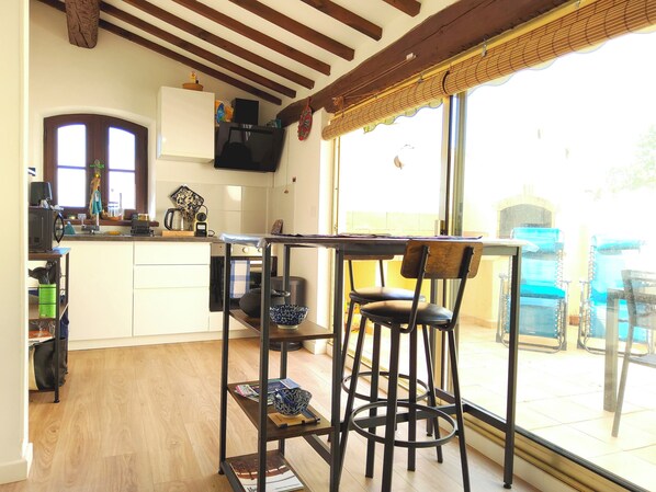 Fridge, microwave, oven, coffee/tea maker - Bright T2 near city center (Fréjus)