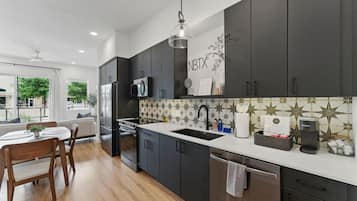 Frigorífico, microondas, horno y placa de cocina