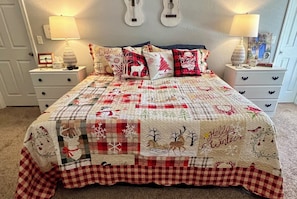 4 chambres, bureau, fer et planche à repasser, lit parapluie