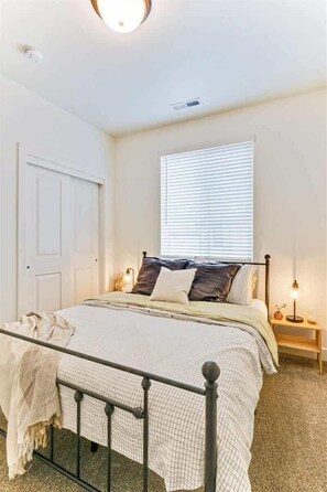 4 bedrooms, desk, travel cot, WiFi
